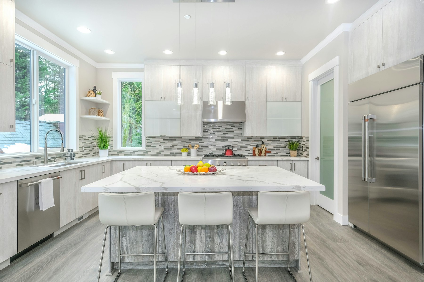 Bright transitional kitchen with a central island, pendant lighting and wide-plank oak flooring